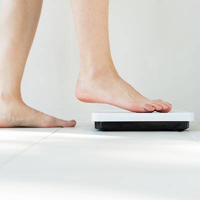 体重を測定している画像