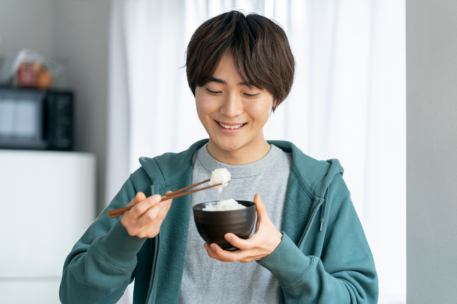 ご飯を食べる男性の画像