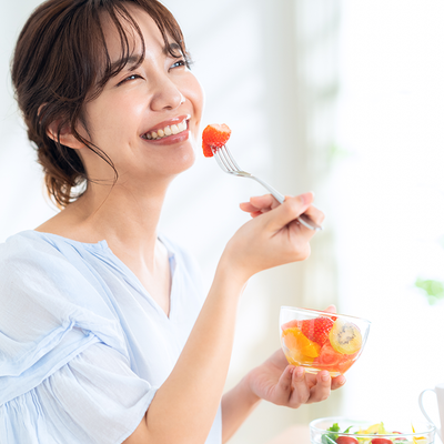 フルーツを食べる女性のイメージ画像