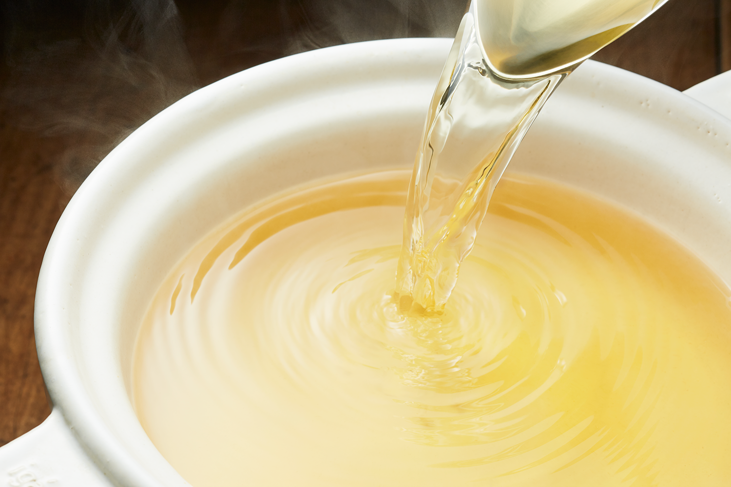 鍋にだしを入れている画像