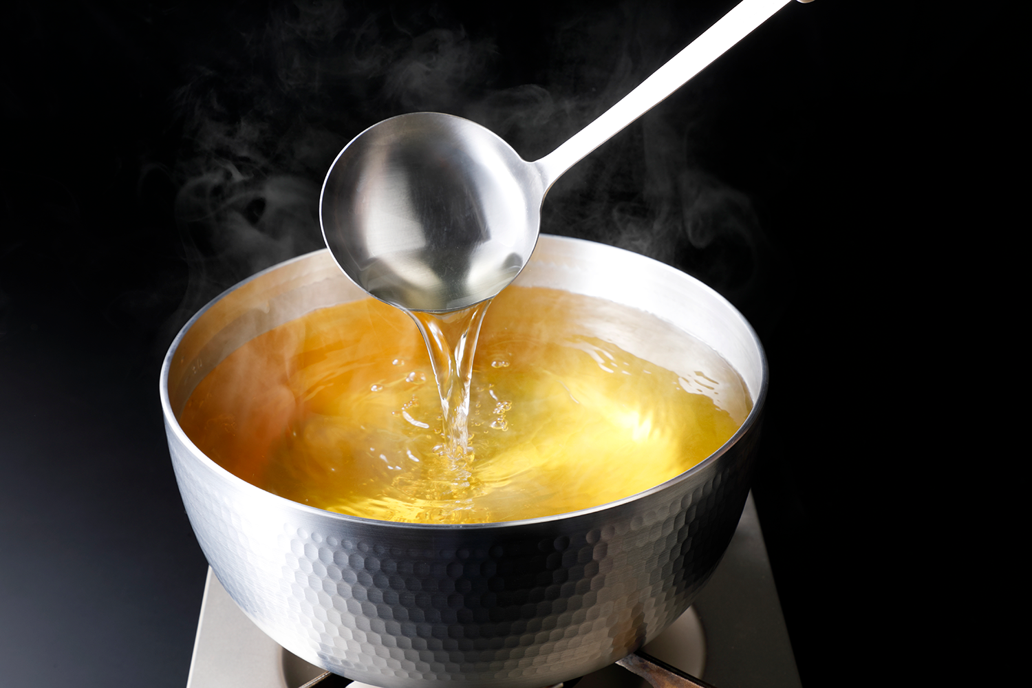 おたまでだしをすくう画像