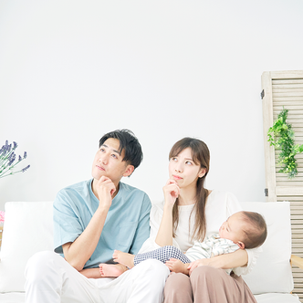 家族で考えている画像