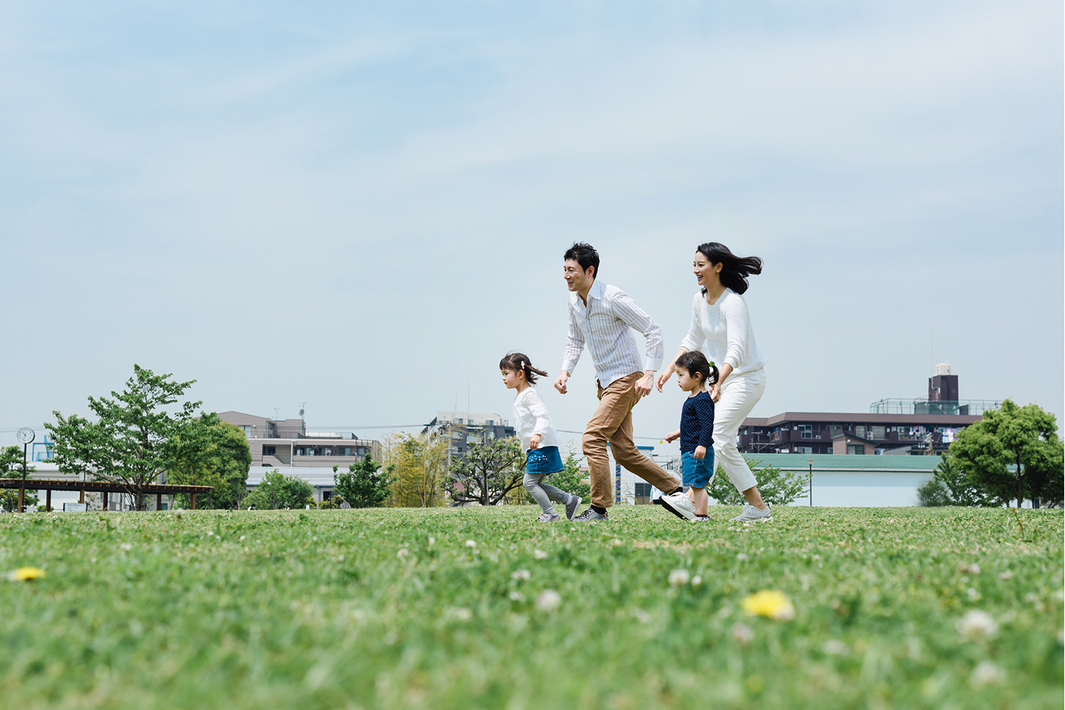 家族で歩いている画像