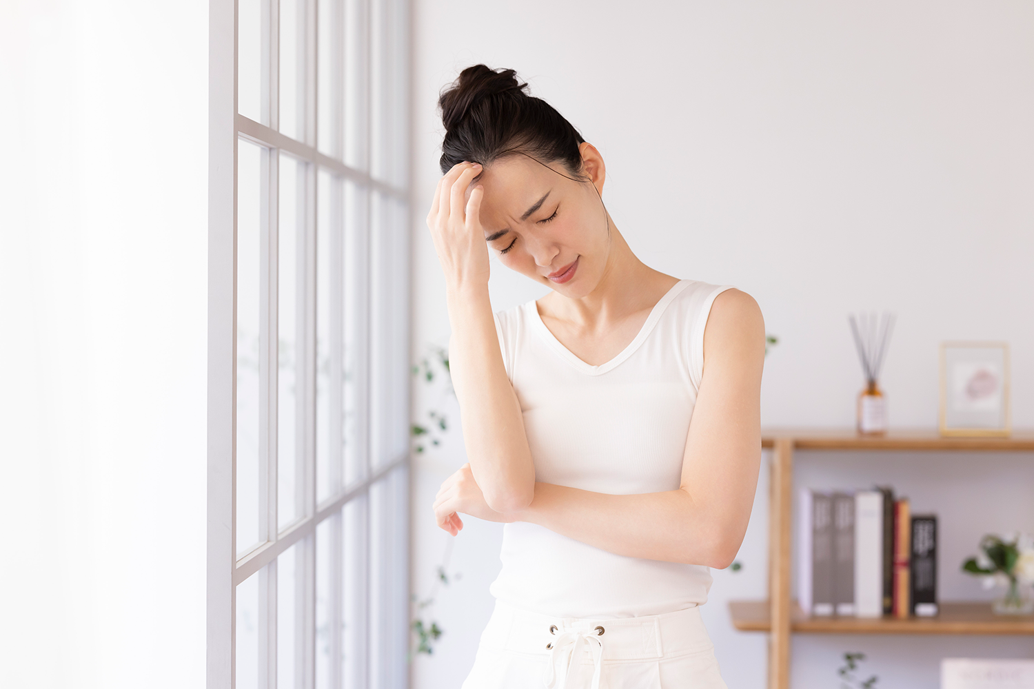 ぐったりしている女性の画像