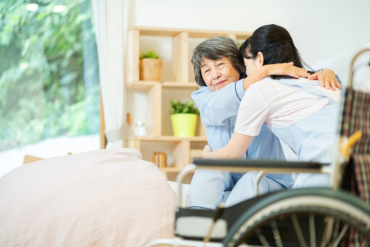 介護を受ける女性の画像