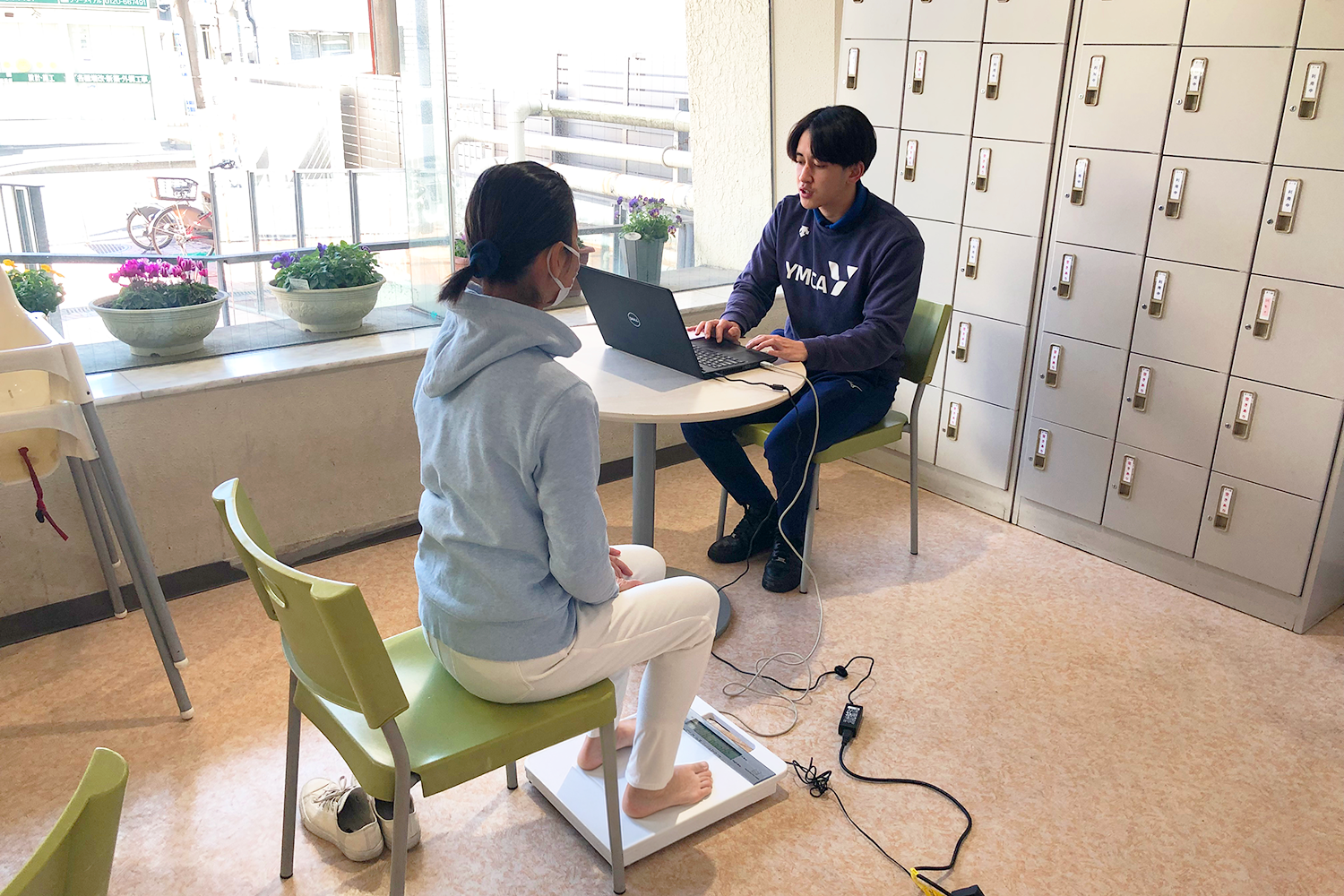 測定結果についてフィードバックを行っている様子
