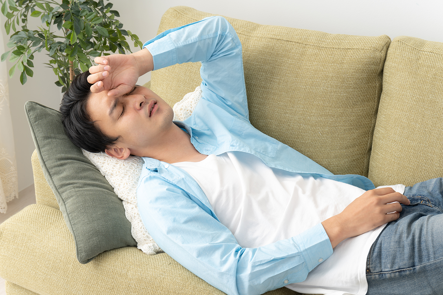 疲れて横になる男性