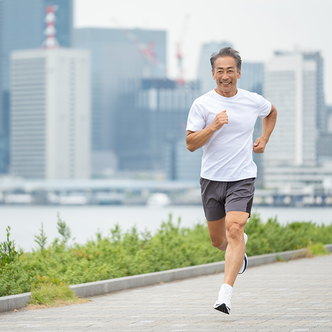 ランニングしている男性の画像