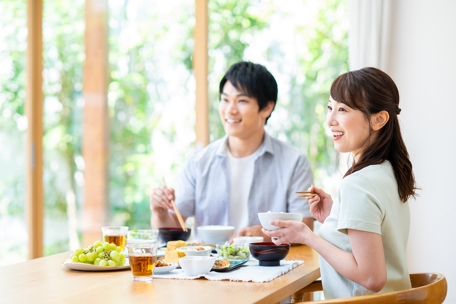 食卓でご飯を食べる画像