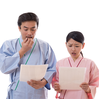 健康診断の結果を確認している画像