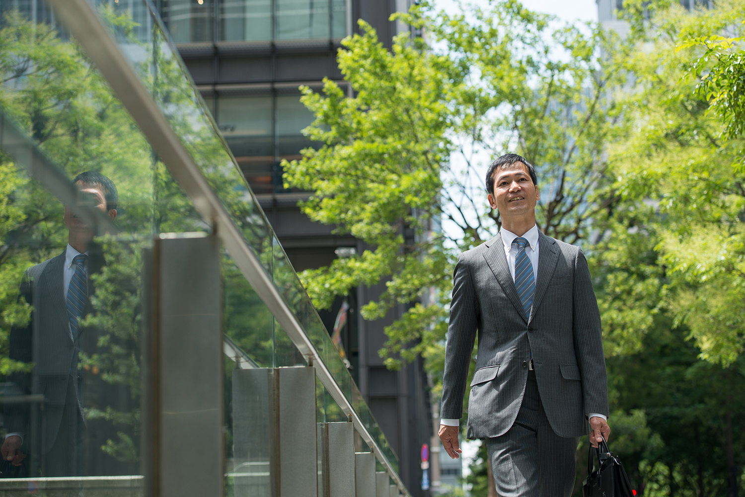 元気に出勤する男性の画像