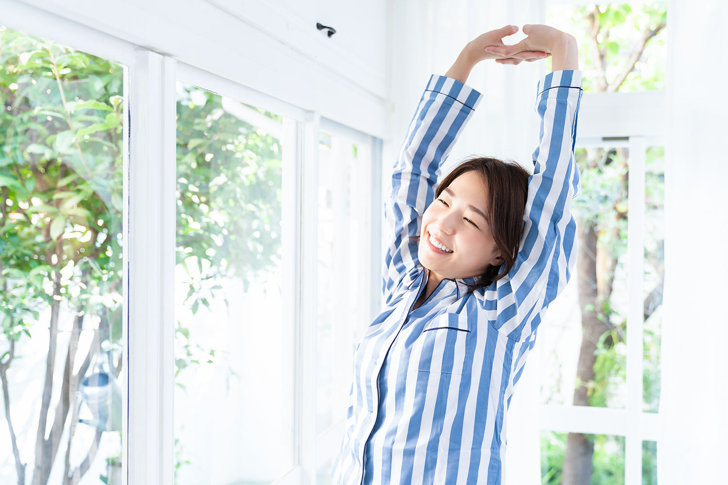 伸びをする女性