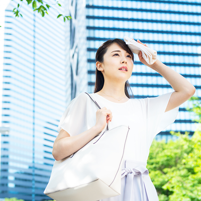 暑がる女性の画像