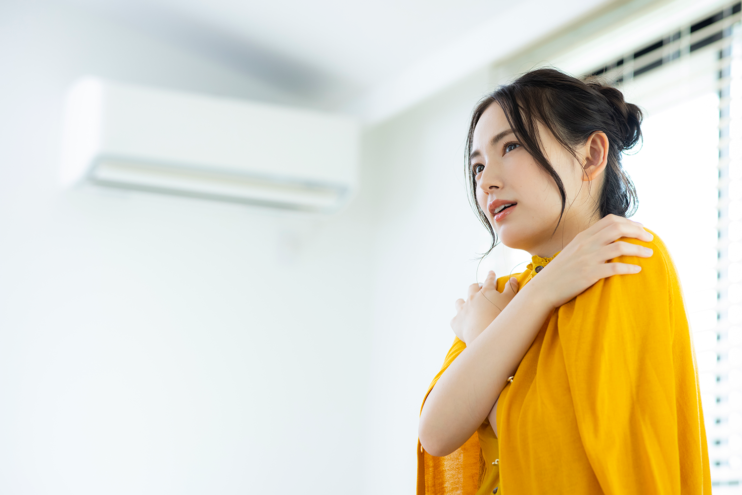冷えを感じる女性の画像