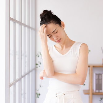 体調不良の女性の画像