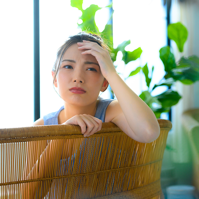 頭を抱えている女性の様子