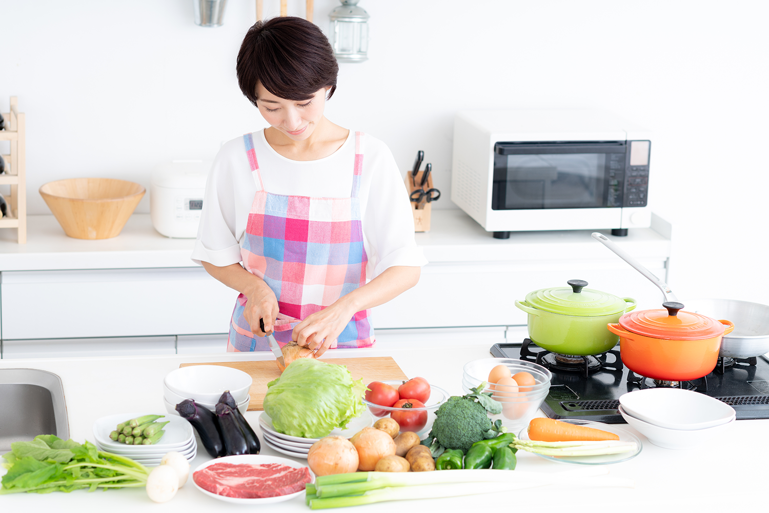 料理をする女性の画像