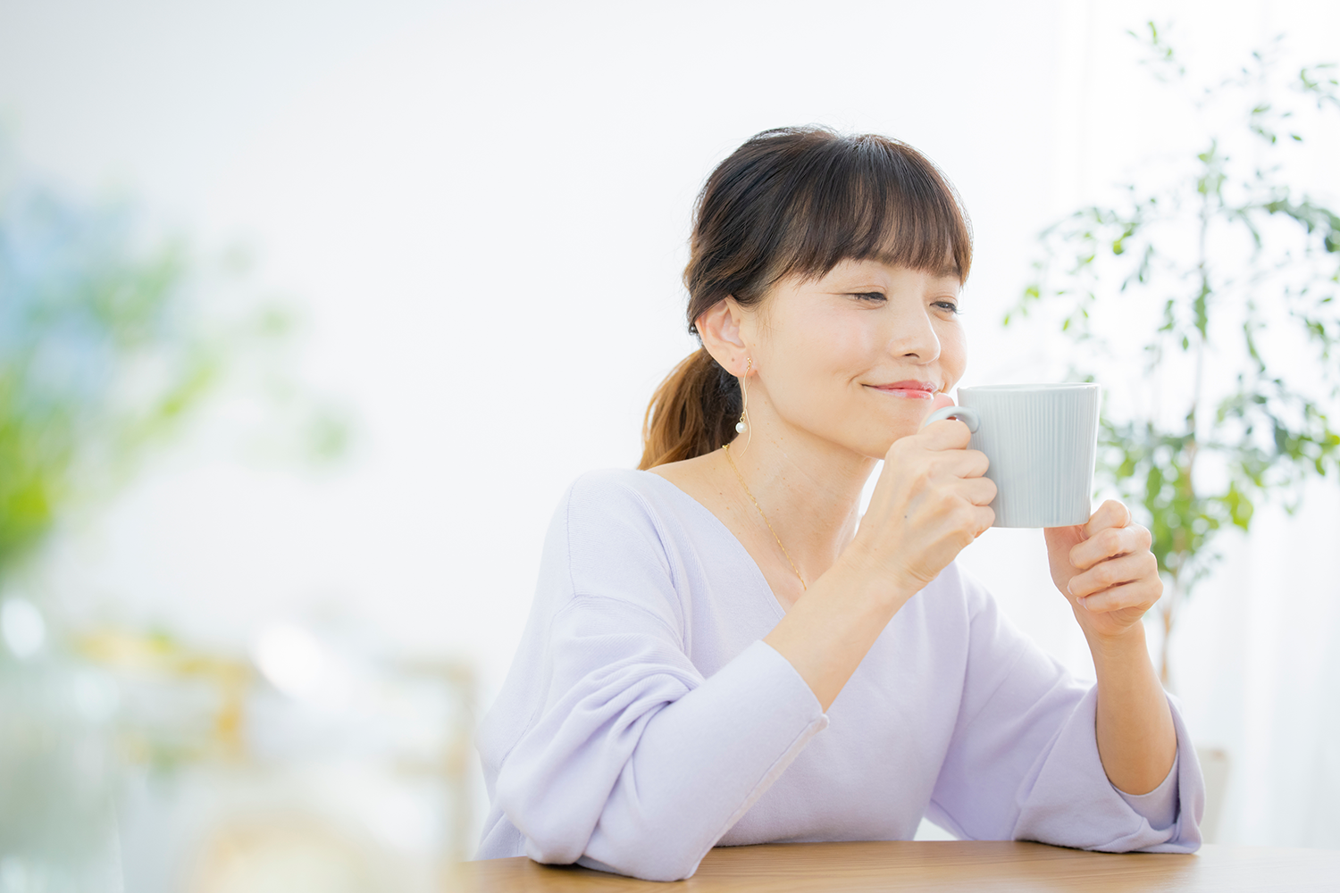 一休みする女性の画像