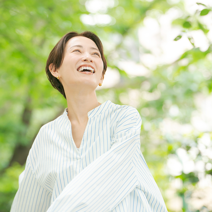 はつらつとした女性の画像