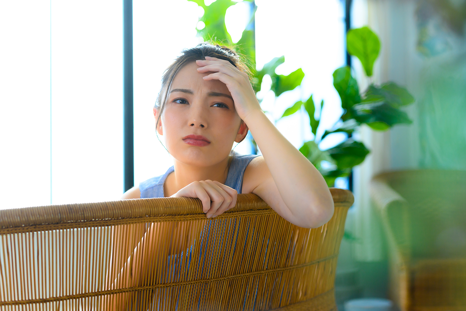 ぐったりしている女性の画像