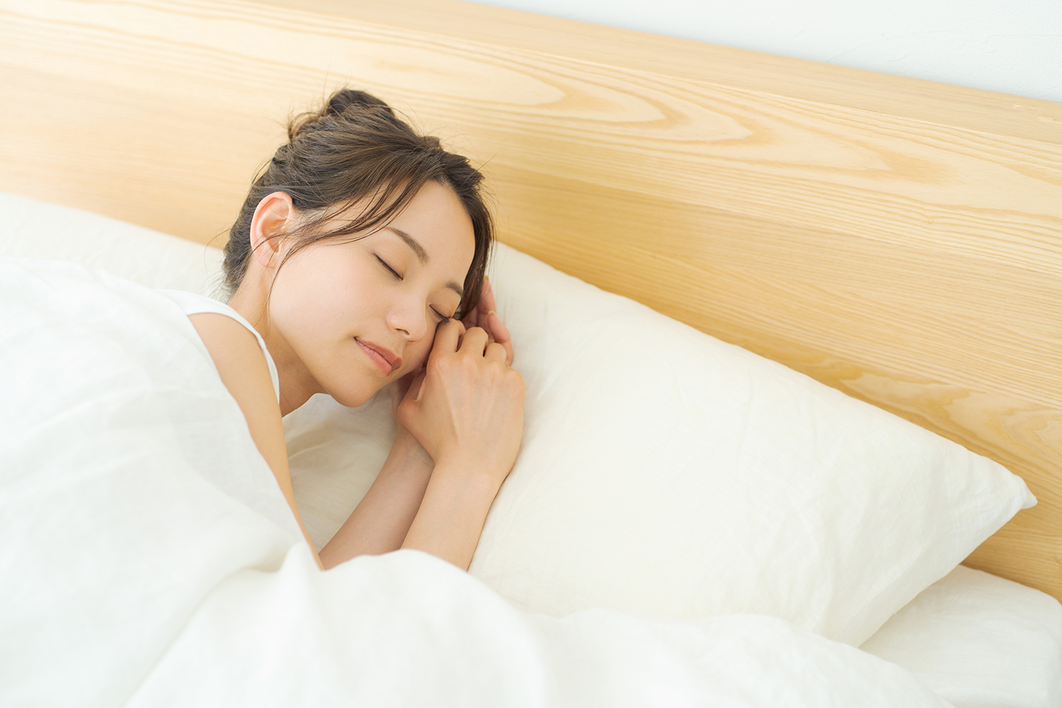 休養を取る女性の画像