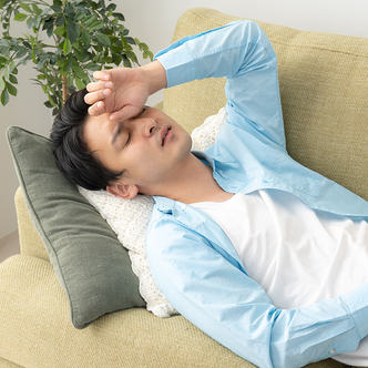 ぐったりしている男性の画像