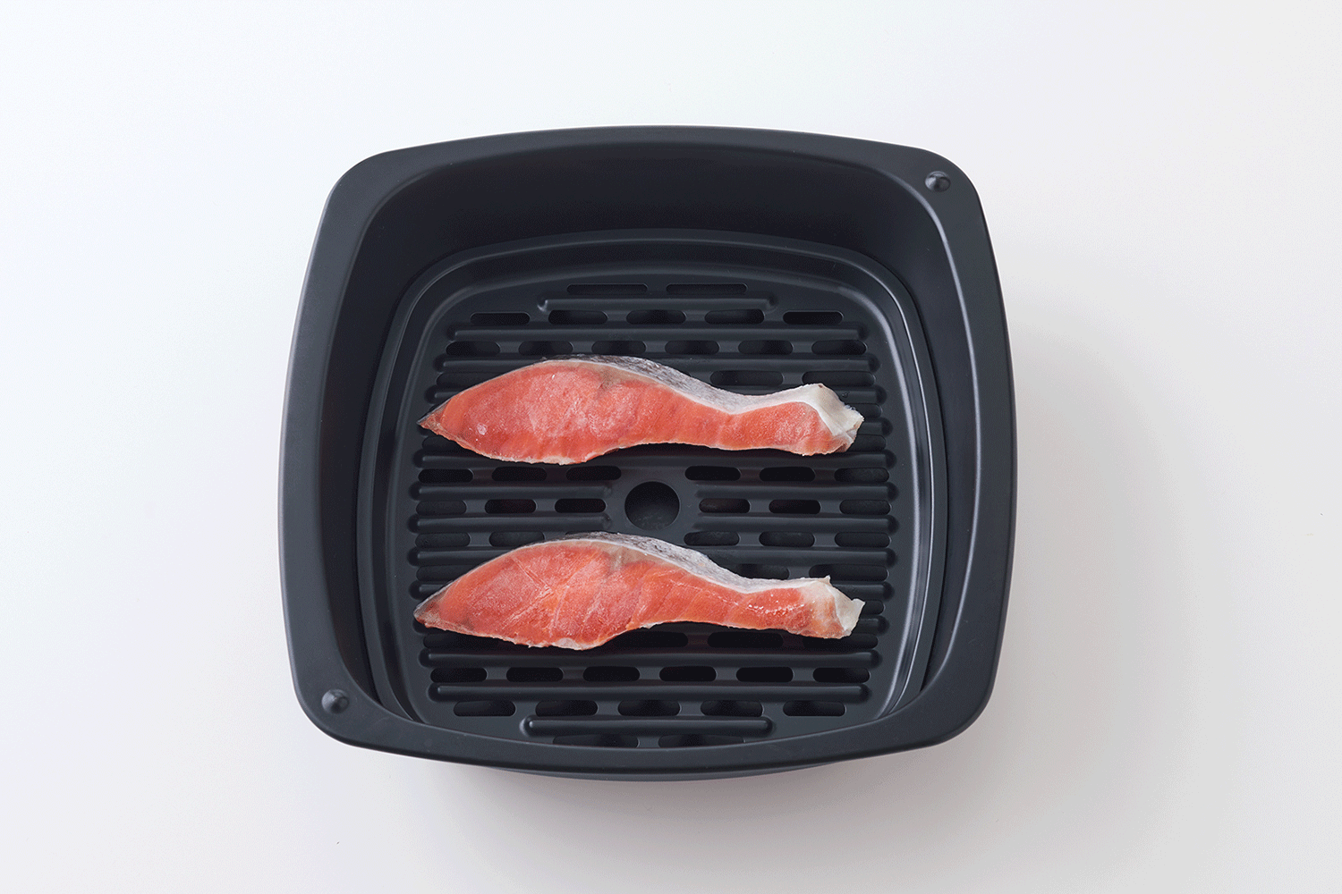 グリルパンに鮭を入れた様子